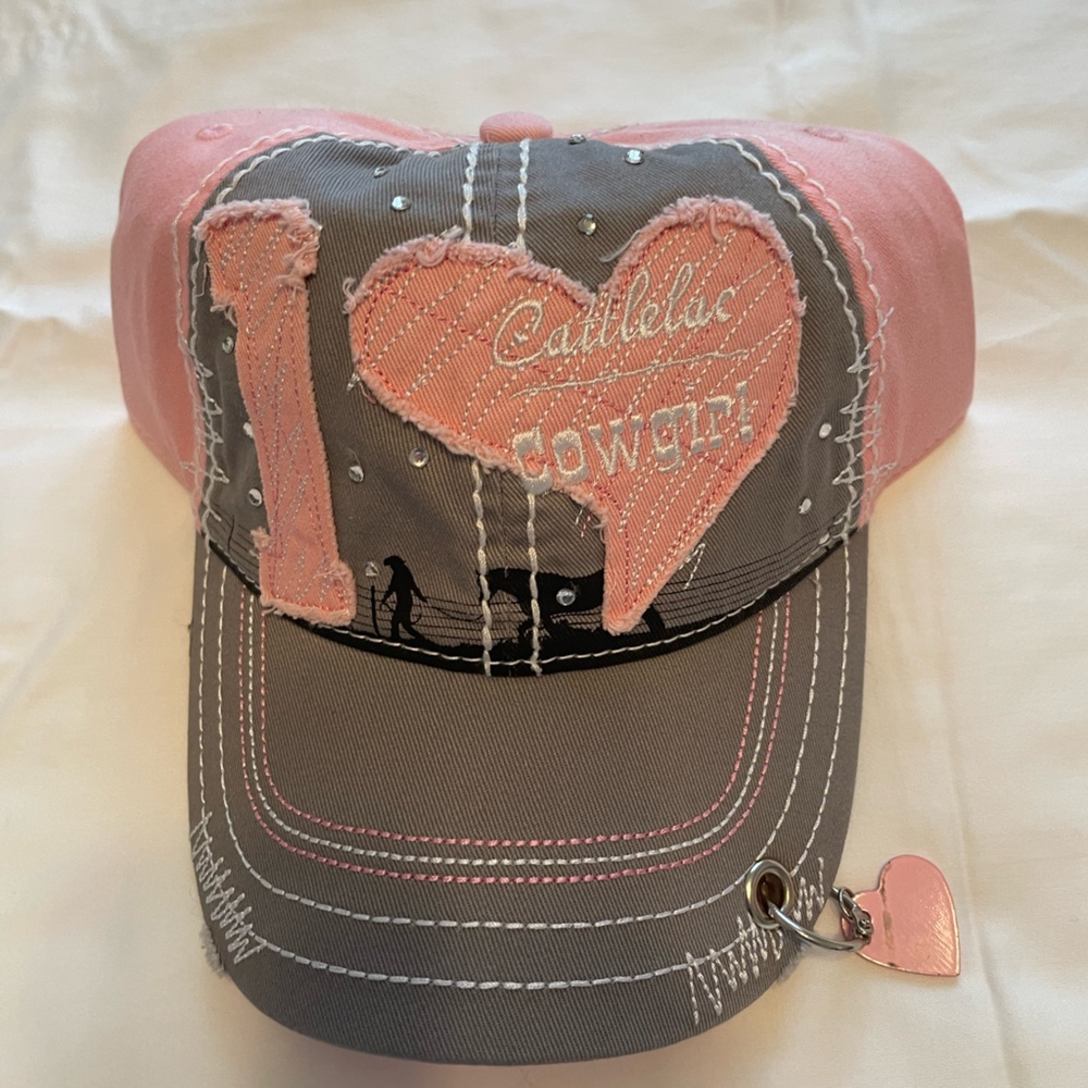 New Cattlelac Cowgirl hat with detachable heart keychain.